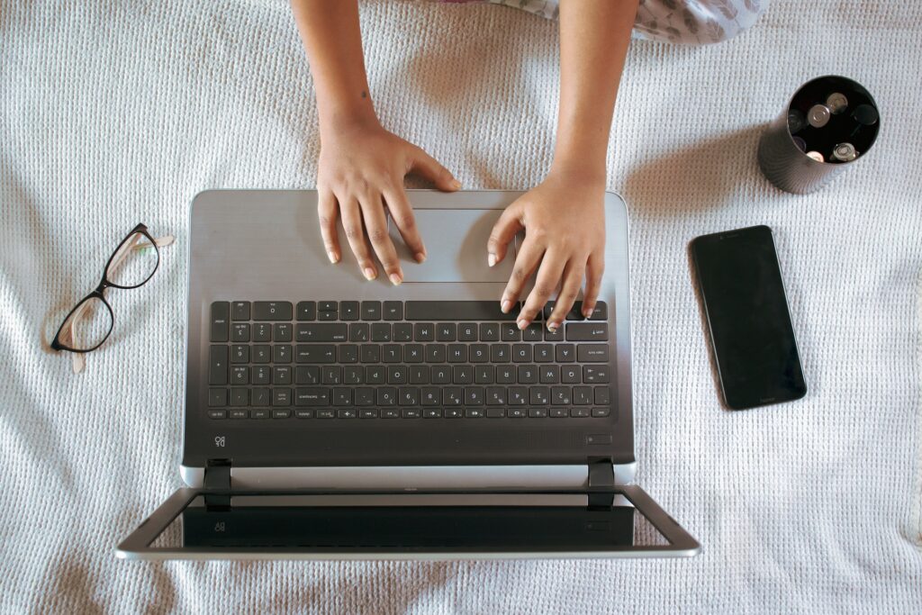 Inimene laptopiga, domeenide artikli pildiks