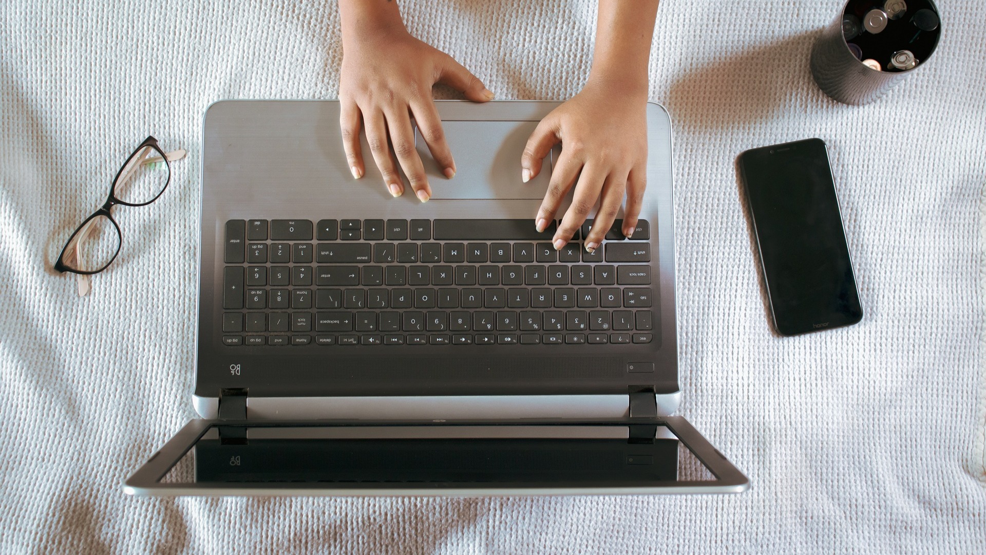 Inimene laptopiga, domeenide artikli pildiks